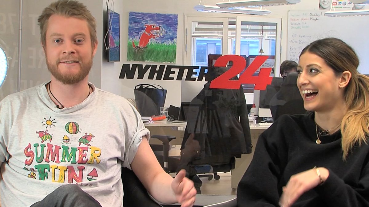 Nyheter24:s Gustav Holmström sprider sommarglädje tillsammans med Tina Misaghi och sin härliga tröja.